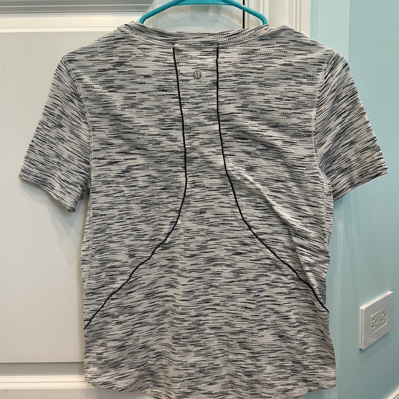 lululemon run it out tee (color: tiger space dye black white, size: 4) - Picture 3 of 4